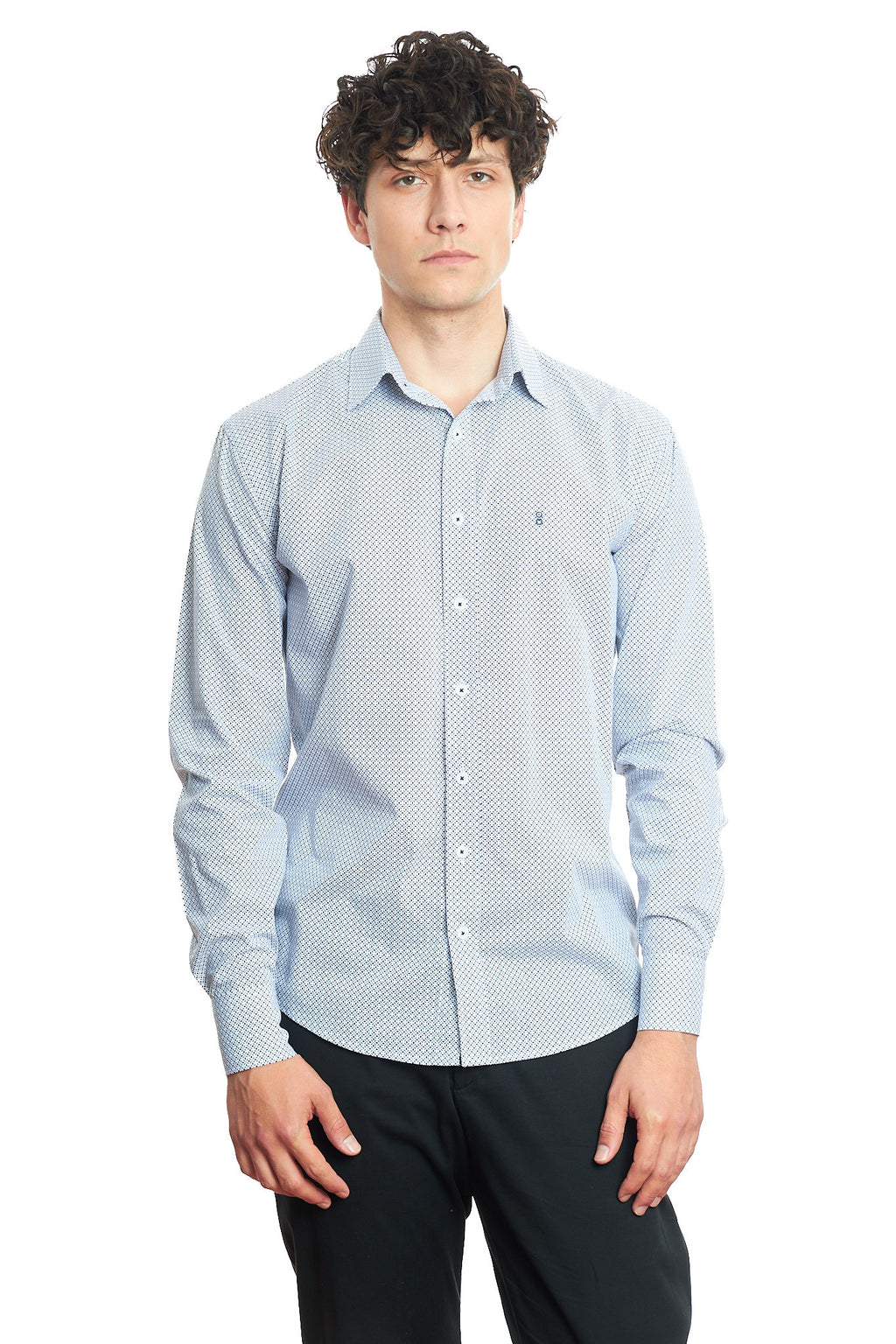 Мъжка вталена риза с дълъг ръкав на ситна щампа в синьо и бяло
