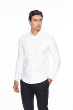 Мъжка риза с дълъг ръкав. Вталена конструкция, бял цвят. Плат на щампи, бродерия на гърдите