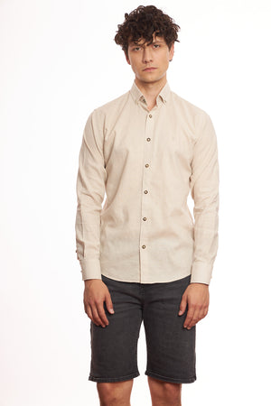 Мъжка ленена риза в бежов цвят, подходяща за летни дни, с дълги ръкави и яка с копчета.