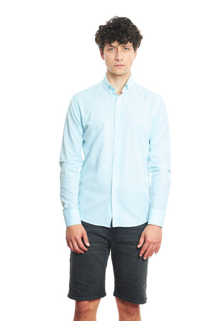 Мъжка ленена риза в цвят мента, подходяща за летни дни, с дълги ръкави и яка с копчета.