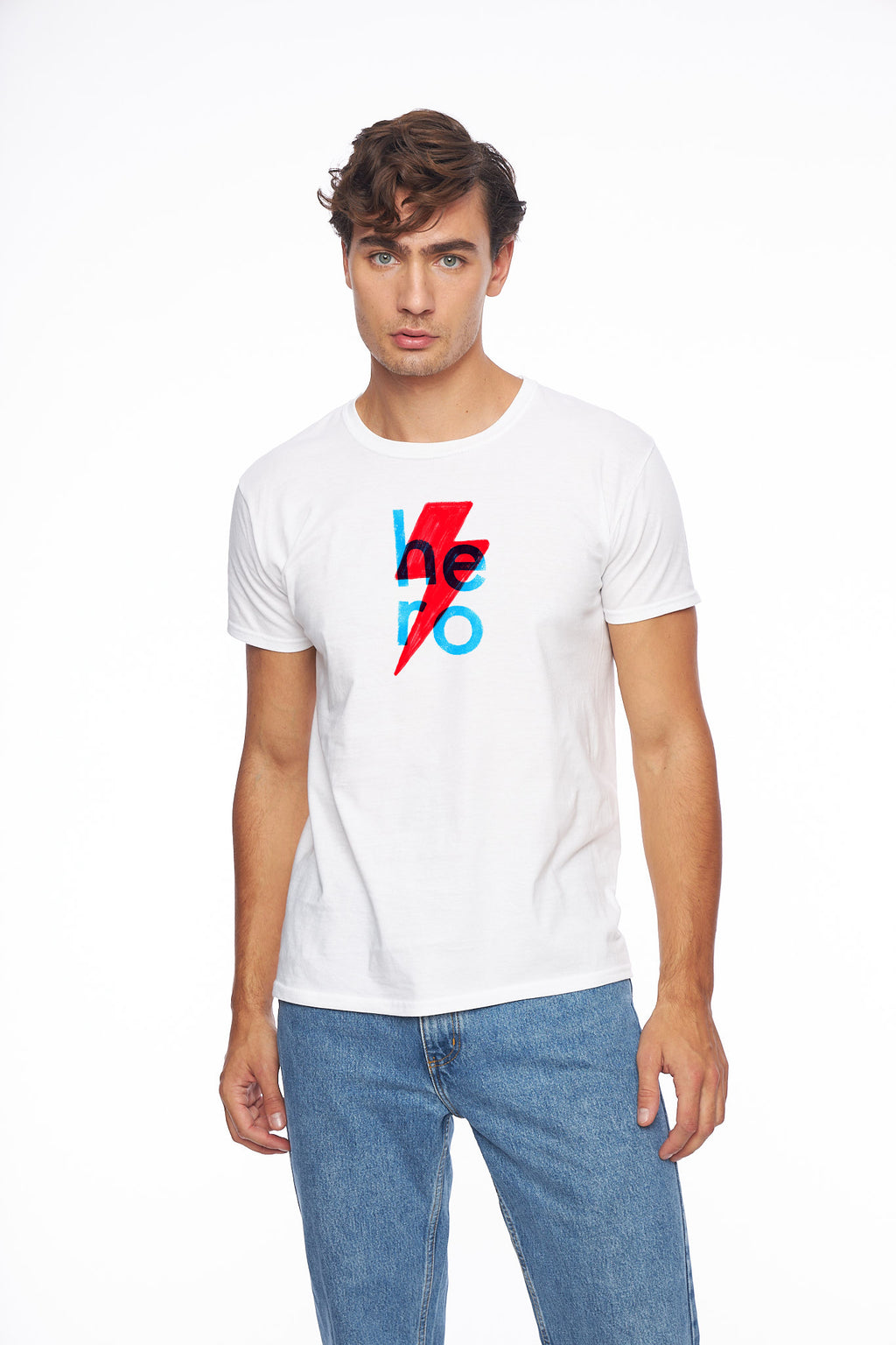 Мъжка тениска в бял цвят и цветна щампа на гърдите
