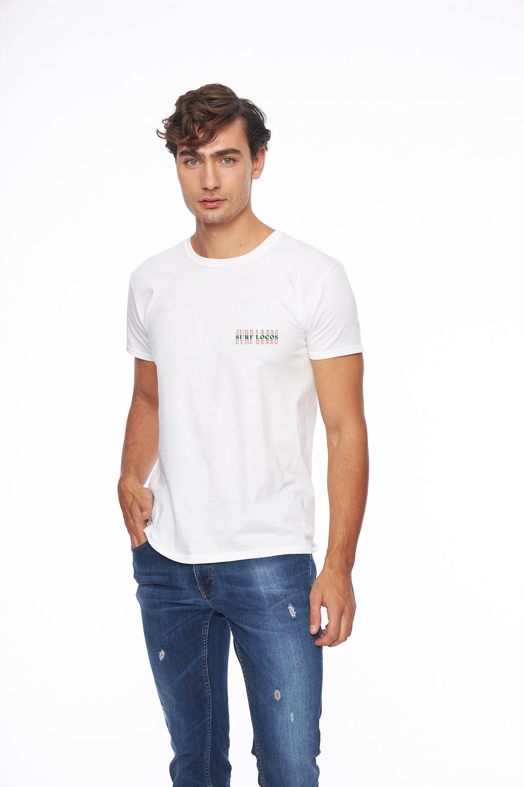 мъжка тениска в бял цвят и цветна щампа на гърдите