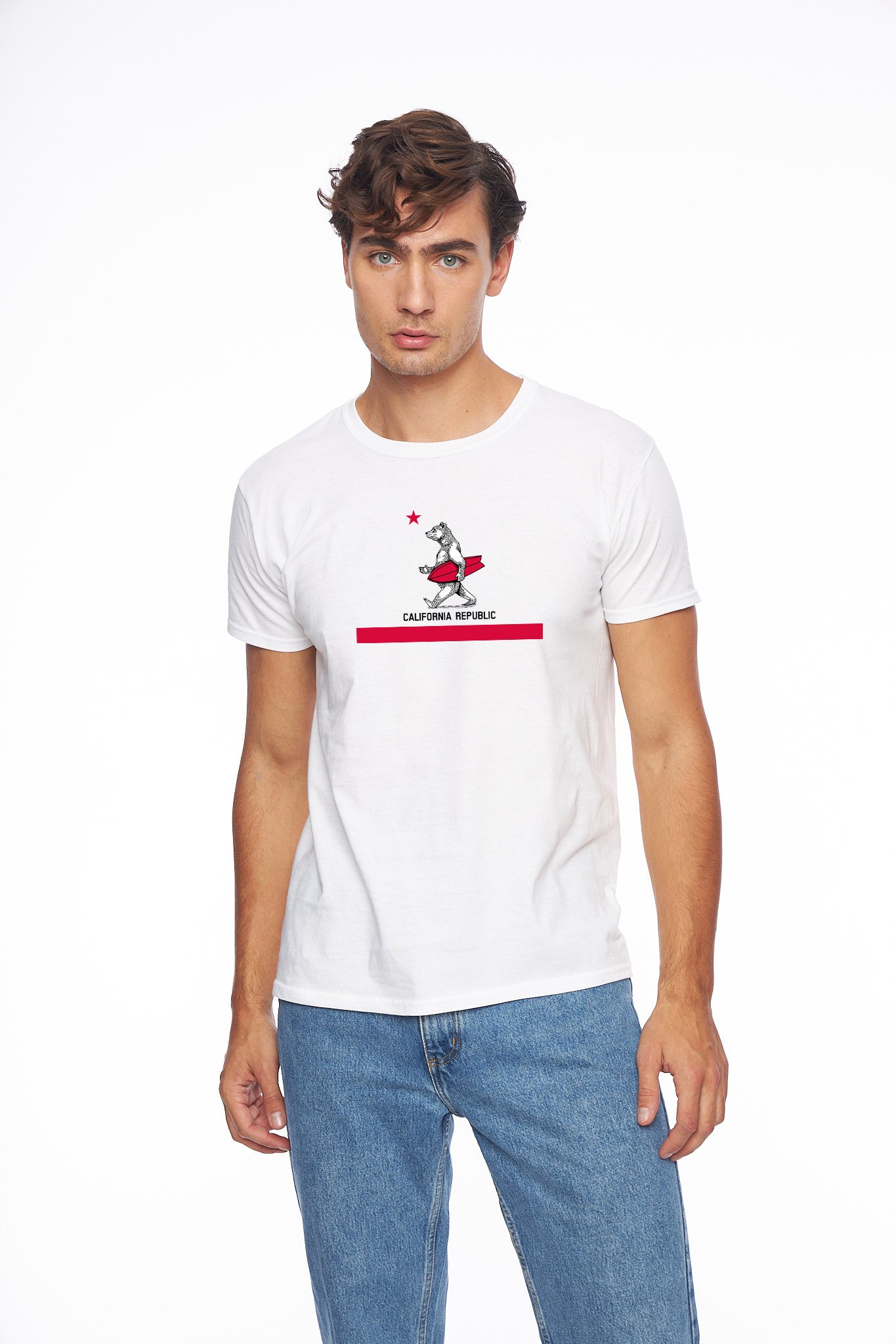 мъжка бяла тениска с цветна щампа мечка със сърф