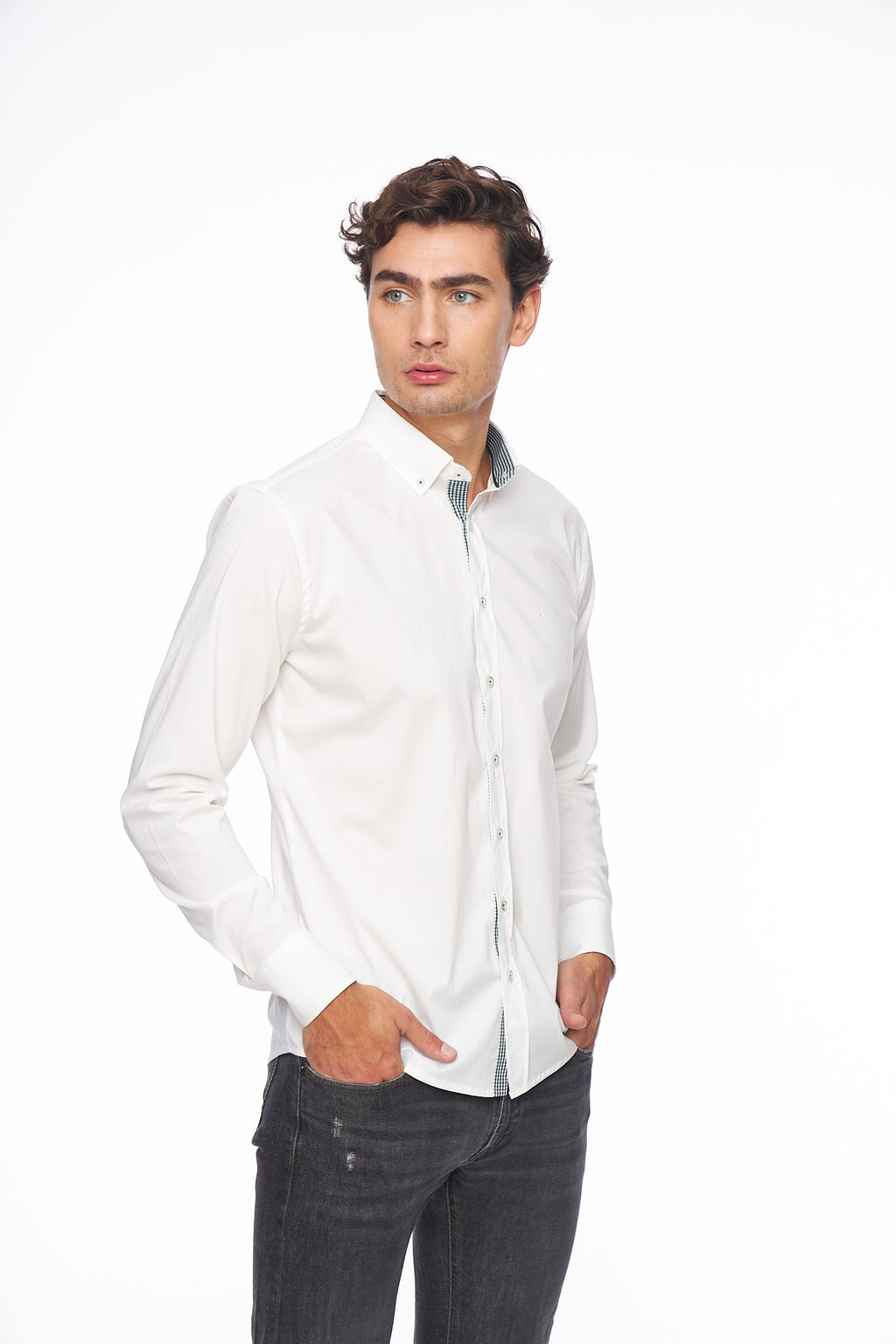 Мъжка бяла риза с копчета на яката и гарнитура каре на канона.