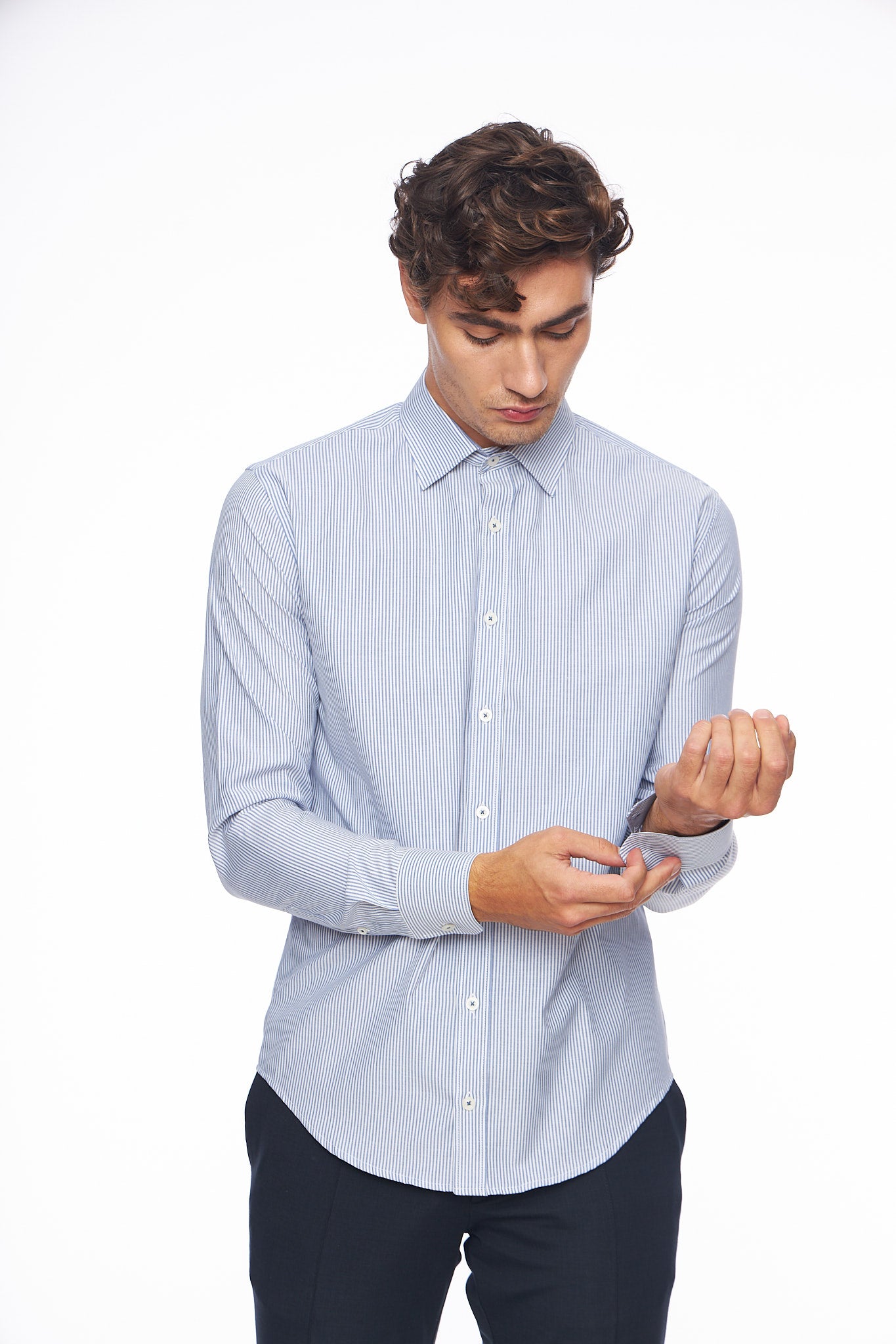 Мъжка риза с дълъг ръкав в ситно райе в син цвят.