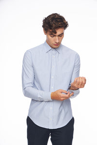 Мъжка риза с дълъг ръкав в ситно райе в син цвят.
