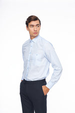 Мъжка синя риза с дълъг ръкав, права конструкция, джоб на гърдите.