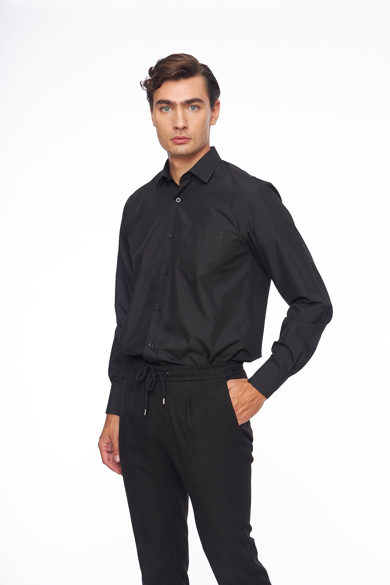 Мъжка черна риза с дълъг ръкав, права конструкция, джоб на гърдите.