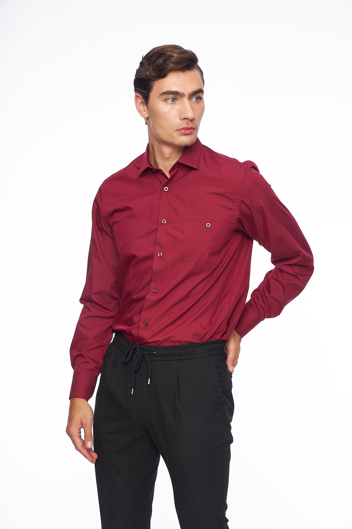Мъжка бордо риза с дълъг ръкав, права конструкция, джоб на гърдите.