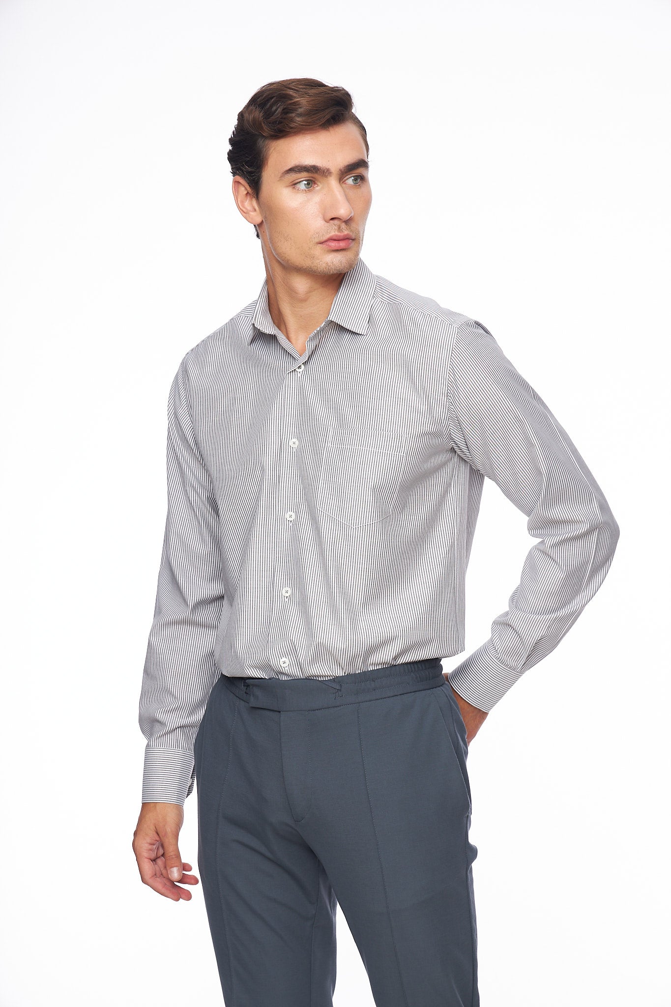 Мъжка риза, черно райе, права конструкция с джоб на гърдите.