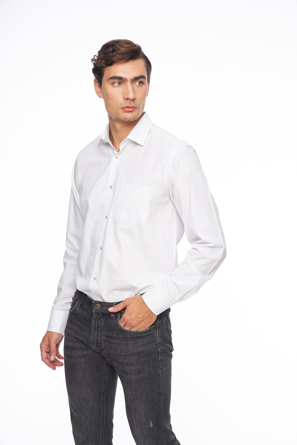 Мъжка бяла риза, райе бордо, права конструкция с джоб на гърдите. 